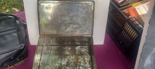 Caja chapa azafrán marca Polluelos.