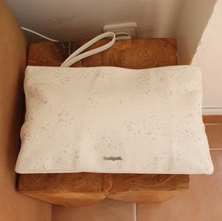 Elegante bolso de mano Desigual.