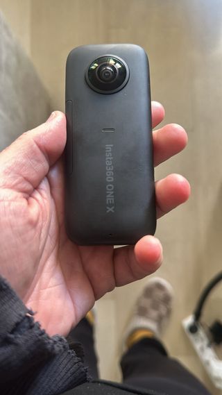 Insta360 con selfie stick y bateria de repuesto