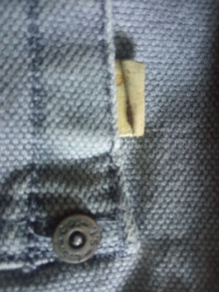 Levis grises etiqueta de cuero cortos
