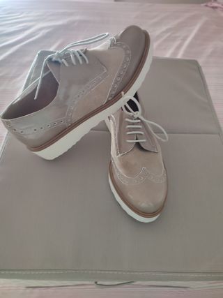 Zapatos con cordones de piel