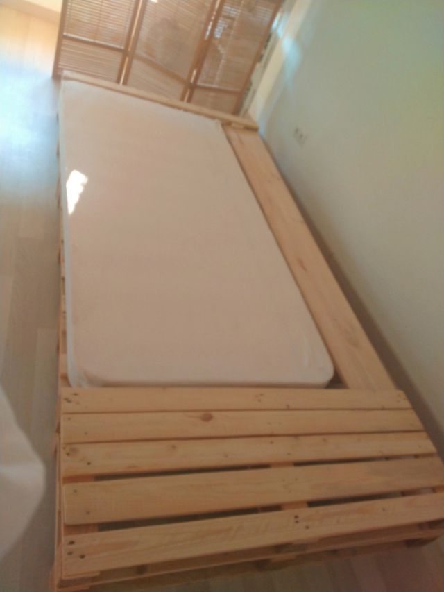 Cama palets + colchón + dos fundas.