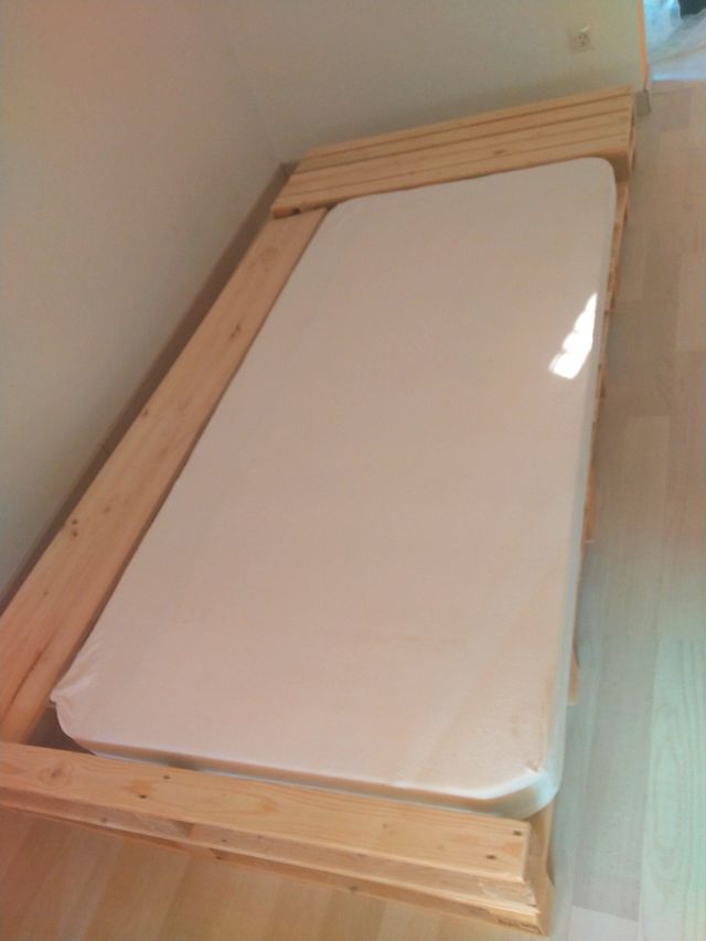 Cama palets + colchón + dos fundas.