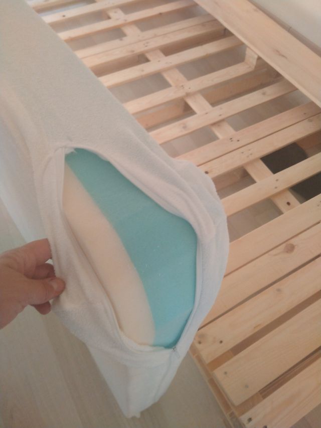 Cama palets + colchón + dos fundas.