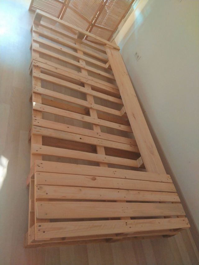 Cama palets + colchón + dos fundas.