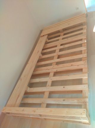 Cama palets + colchón + dos fundas.