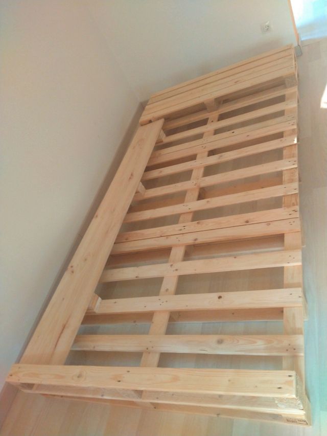 Cama palets + colchón + dos fundas.
