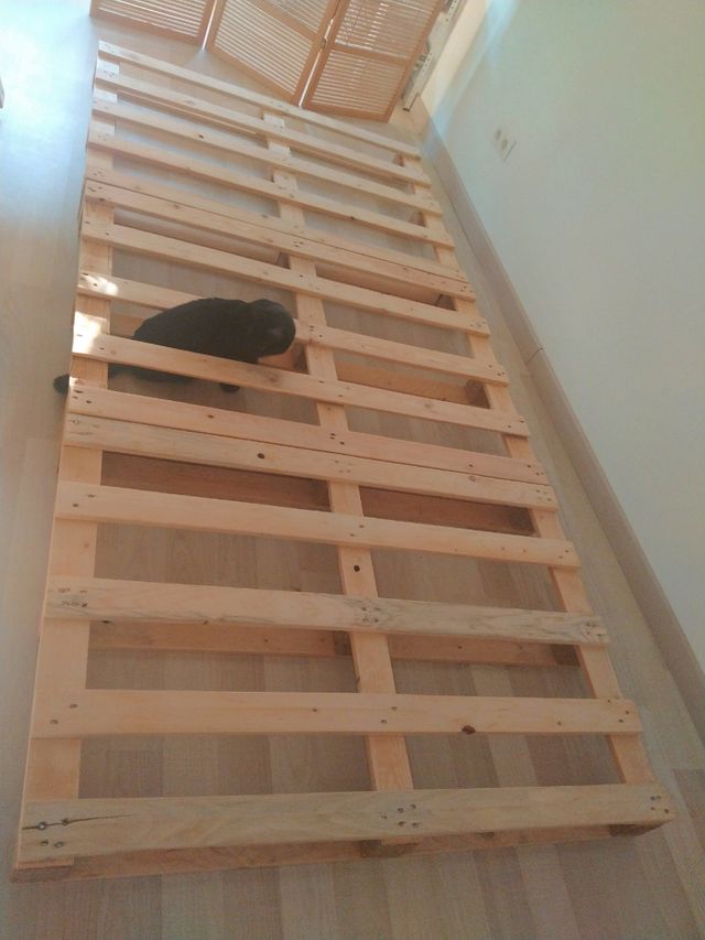 Cama palets + colchón + dos fundas.