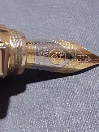 PLUMA CHAPADO EN ORO. 
