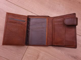 Cartera de piel marrón