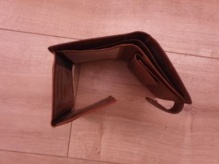 Cartera de piel marrón