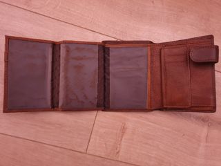 Cartera de piel marrón