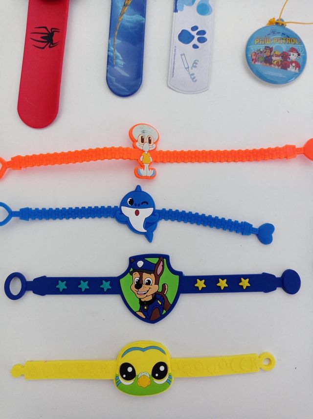 Lote de 8 pulseras y 3 colgantes para niños/as