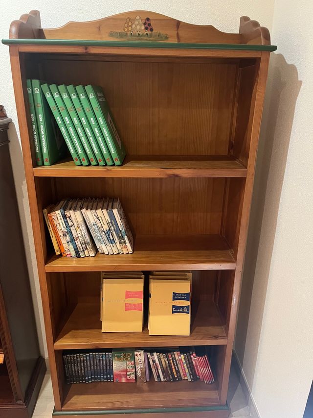 Libreria+tavolo per bambini con 4 sedie Gnomos