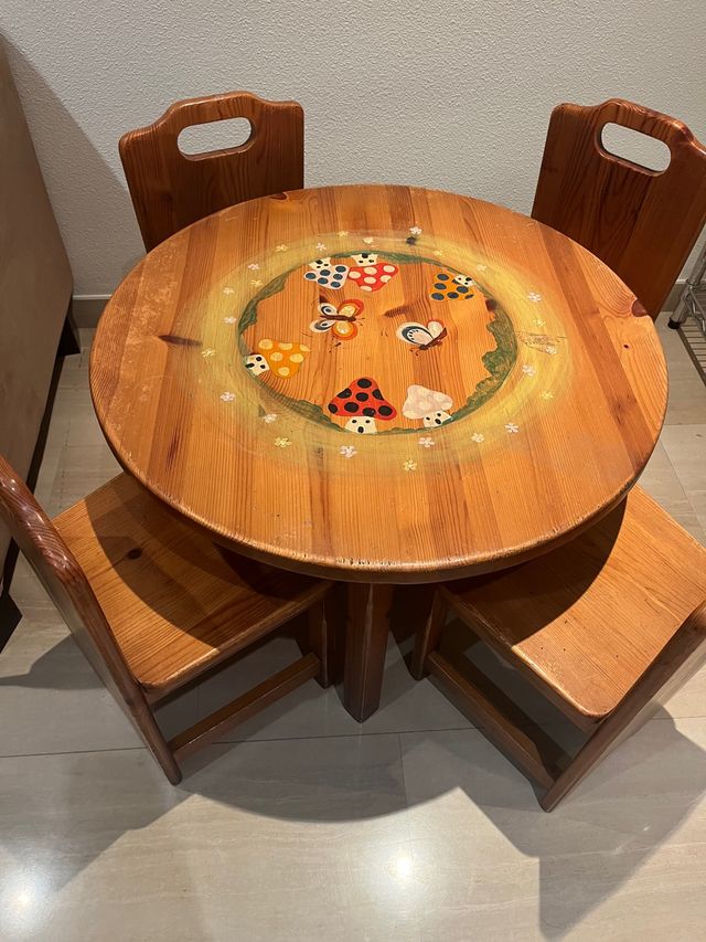 Libreria+tavolo per bambini con 4 sedie Gnomos