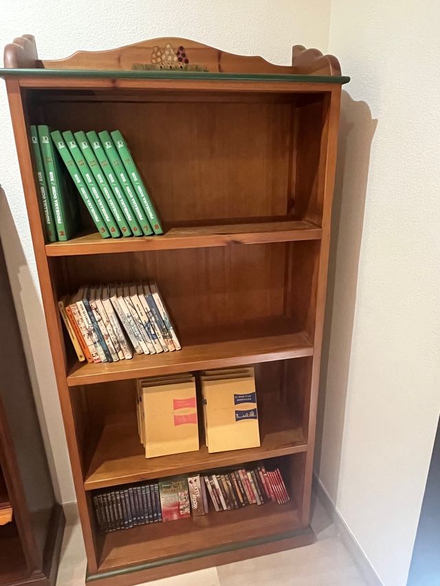 Libreria+tavolo per bambini con 4 sedie Gnomos