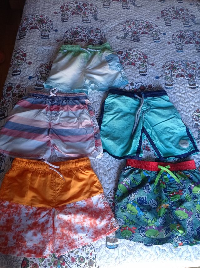 Lote 5 bañadores talla 6 años 122 cm.