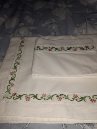 Juego de sábanas con tira bordada