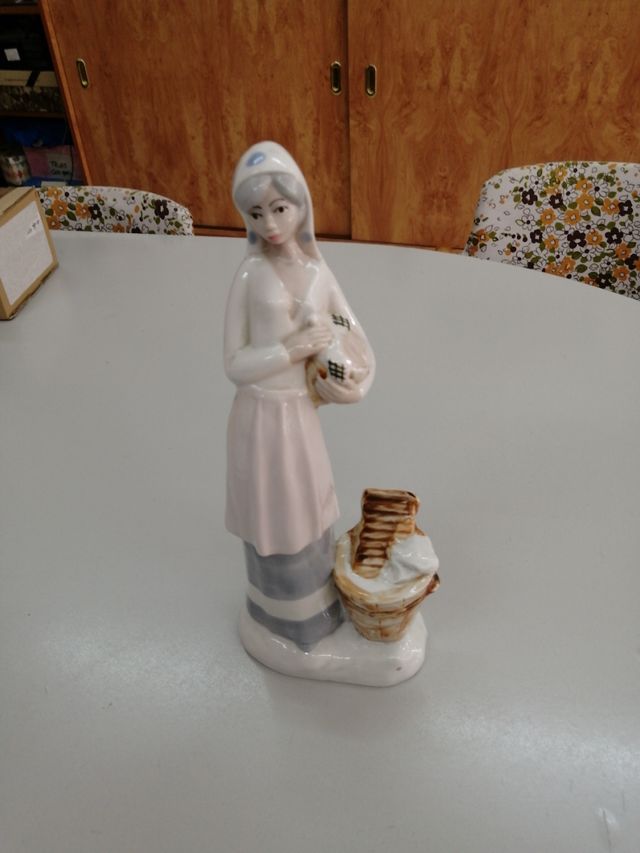 Figura lavandera porcelana 30x11