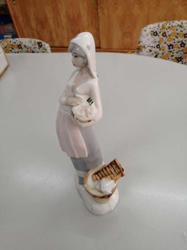Figura lavandera porcelana 30x11
