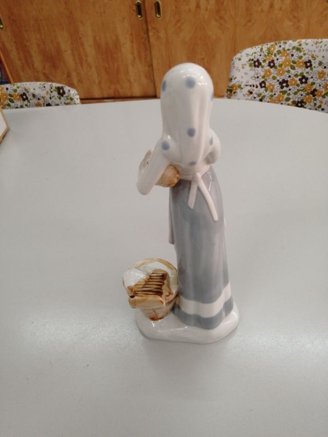 Figura lavandera porcelana 30x11