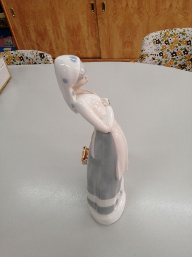 Figura lavandera porcelana 30x11