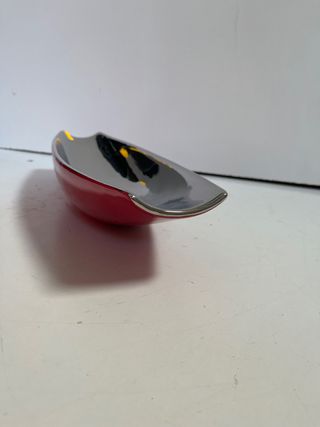 Bandeja / cuenco decorativa roja y plateada