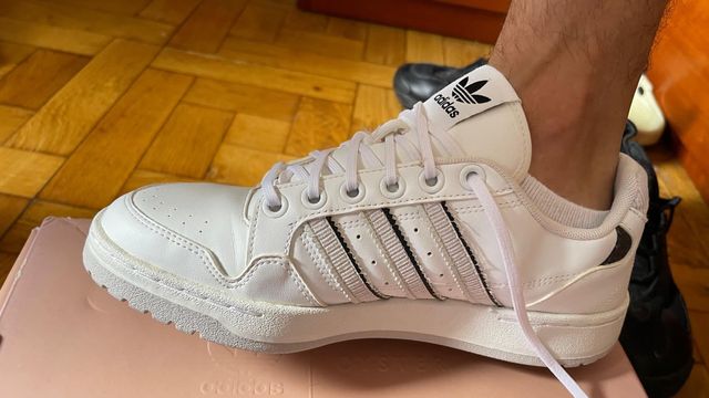 zapatilla nike negras y adidas blancas