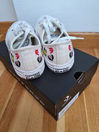 Converse niña blancas con flores.