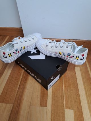 Converse niña blancas con flores.