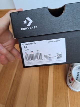 Converse niña blancas con flores.