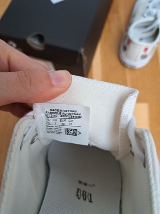 Converse niña blancas con flores.