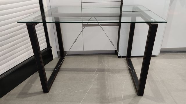 Mesa de diseño cristal templado y polipiel