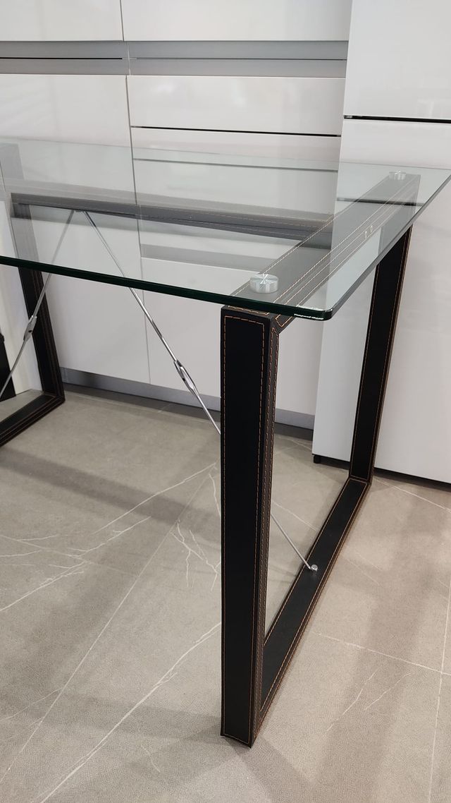 Mesa de diseño cristal templado y polipiel