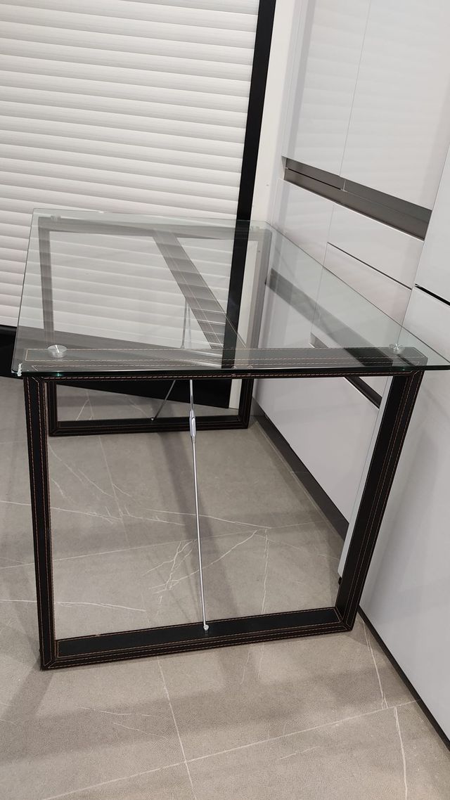 Mesa de diseño cristal templado y polipiel