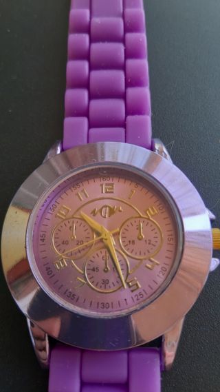 Reloj morado plástico
