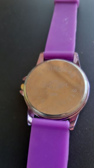 Reloj morado plástico