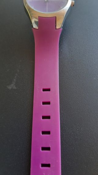 Reloj plástico morado sencillo