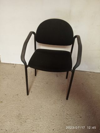 sillón negro metálico tapizado