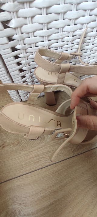 Sandalias nude Unisa 