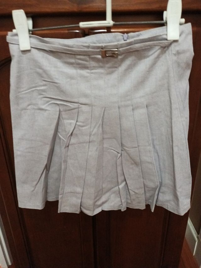 Falda corta  tablitas, muy mona.