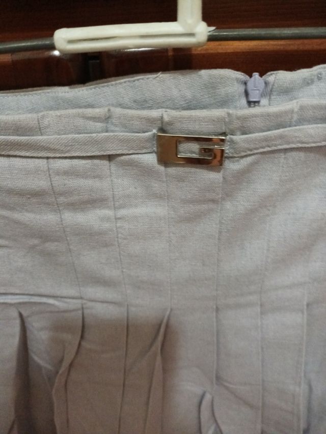 Falda corta  tablitas, muy mona.