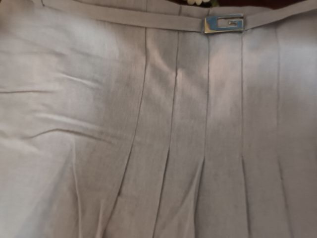 Falda corta  tablitas, muy mona.