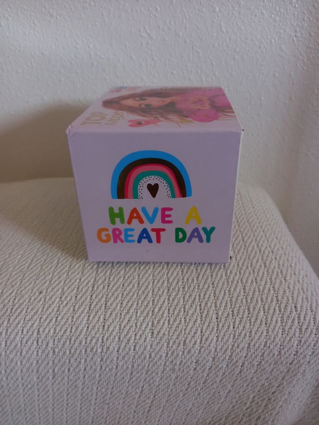 Top model taza con frase y dibujo