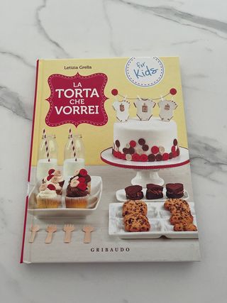 Libro cake design