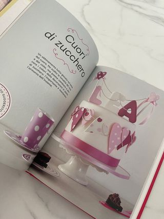 Libro cake design