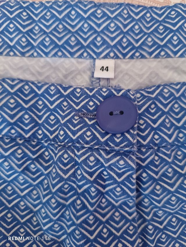 Pantalón corto azul y blanco