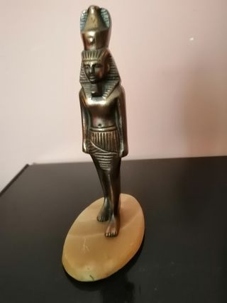 Figura egipcia de bronce y peana de alabastro