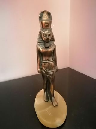 Figura egipcia de bronce y peana de alabastro