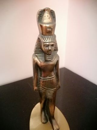 Figura egipcia de bronce y peana de alabastro